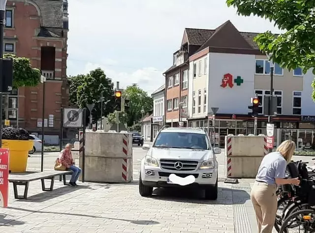 Dies Fahrzeuge konnten zu jeder Zeit außer Samstag /Sonntag ungehindert einfahren. | Foto: Margrit Störtebecker