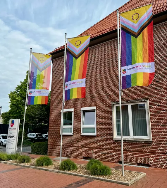 Zum Pride Month werden vor dem Stader Kreishaus die Regenbogenfahnen gehisst | Foto: Landkreis Stade