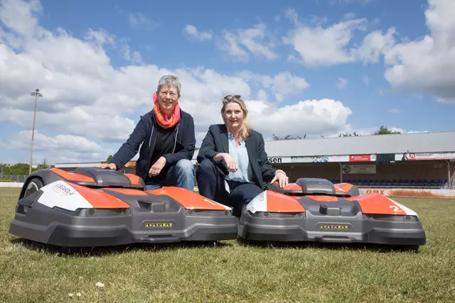Dagmar Luhmann (li.) und Silke Heitmann (re.) mit den neuen Mährobotern für den Jahnplatz | Foto: Sparkasse Harburg-Buxtehude