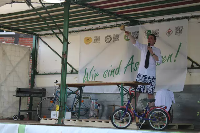 Als erstes kam ein Kinderfahrrad unter den Hammer | Foto: ab