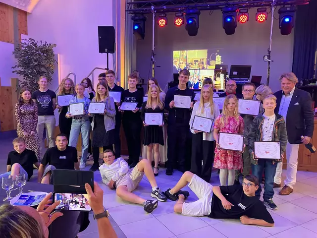 Die deutsch-französischen Jugendlichen mit Vertretern beider Komitees | Foto: Meyer