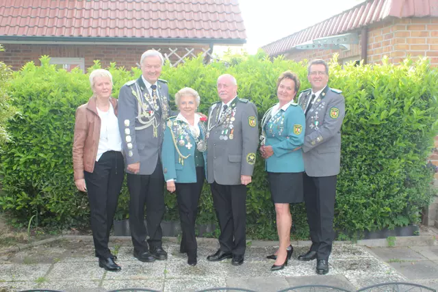 Die aktuelle Königscrew (v. li.) Christa und Wilfried Stresow, Königin Sabine "Die Erste" und Hansi Rüffer sowie Corinna und Alfred Thormählen | Foto: pm