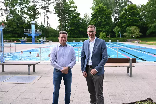 Beim offiziellen Start in die Freibadsaison: Daniel Heins, Fachbereichsleiter Bauen (li.), und Samtgemeinde-Bürgermeister Philip Werk | Foto: Samtgemeinde