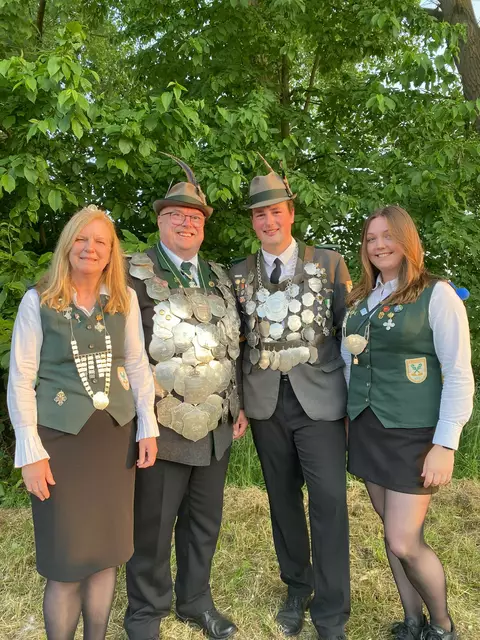 Damenkönigin: Katrin Wegener-Rehder
König: Ulf Stelling
Jungschützenkönig: Jacob Rohland
Jungschützenkönigin: Anna Heinsohn  | Foto: A.Gräpel-Franz /Schützengilde Estebrügge