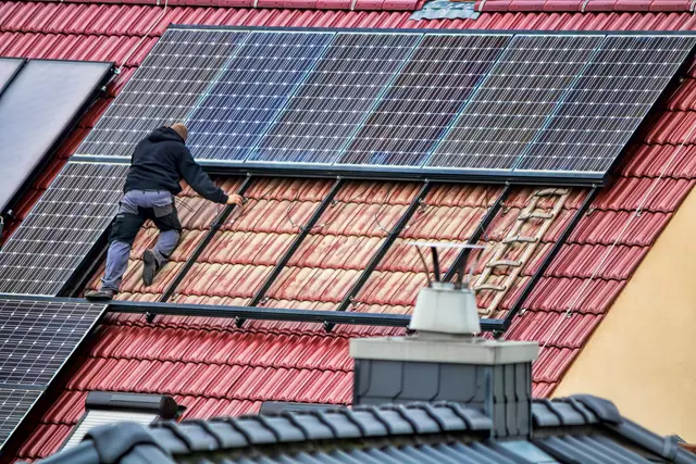 Photovoltaikanlagen sind nach der neuen Gestaltungssatzung künftig auf Dächern von Häusern in der Stader Altstadt zulässig - allerdings nur unter bestimmten Voraussetzung | Foto: Adobe Stock/ArTo