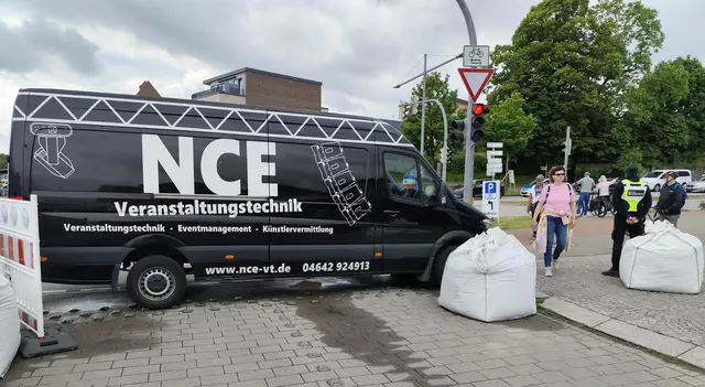Stadtfestabsicherung in Kappeln. Hier kommt nur durch wer sich ausweisen  kann. Es geht auch anders. Die Stadt hat  auf das Feuerwerk verzichtet um mit dem Geld die Sicherheit erhöhen zu können. | Foto: Rüdiger Störtebecker