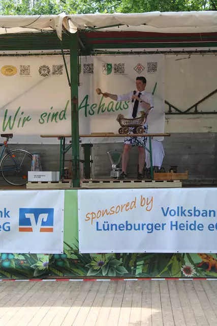 Philipp Karsten leitete die erste Versteigerung unter dem Titel "Ashäuser Schätze" | Foto: ab