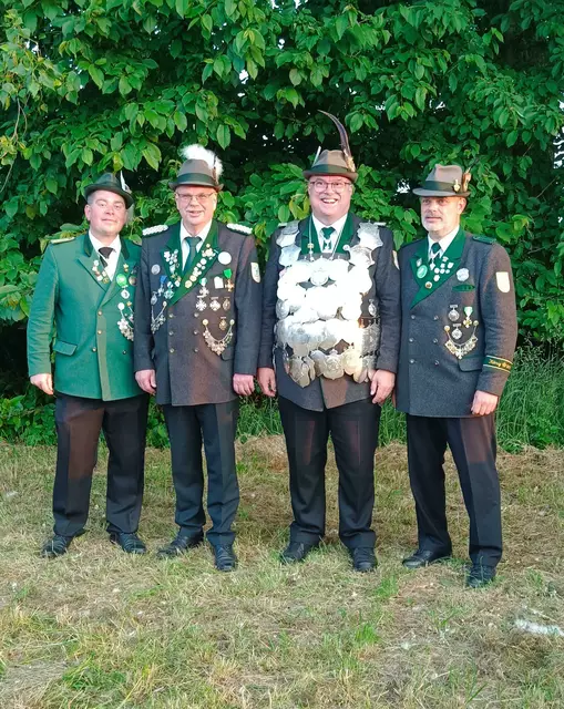 Adjutant: Hauke Oehms / Adjutant: Uwe Köpke / König: Ulf Stelling / Adjutant: Marcus Busch  | Foto: A.Gräpel-Franz /Schützengilde Estebrügge