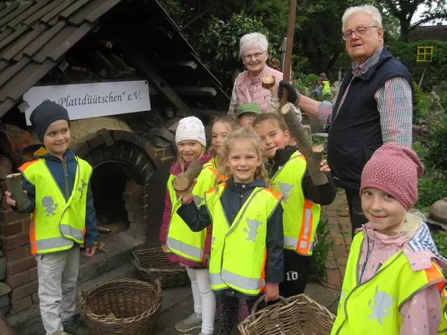 Heinz und Magda Mügge mit ihren jungen Gästen am Steinbackofen | Foto: Mügge