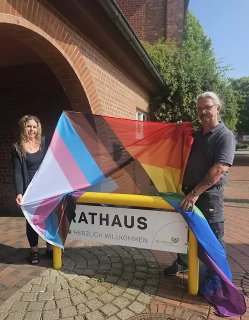 Sie hissen die Regenbogenflagge am Buchholzer Rathaus: Gleichstellungsbeauftragte Yvonne Bodendiek und Hausmeister Oliver Biere | Foto: Stadt Buchholz