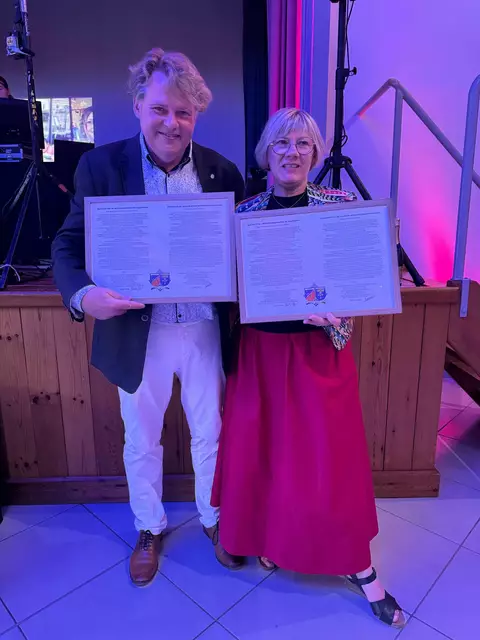 Valerie Lemaire, Präsidenten Partnerschaftskomitee Rosieres und Dr. Hartmut Meyer, Präsident Partnerschaftskomitee Assel mit dem Abdruck der Rede in beiden Sprachen | Foto: Meyer