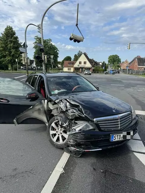 Die Jugendlichen flüchteten nach dem Unfall und ließen den schwer beschädigten Mercedes auf der Kreuzung stehen | Foto: Polizei