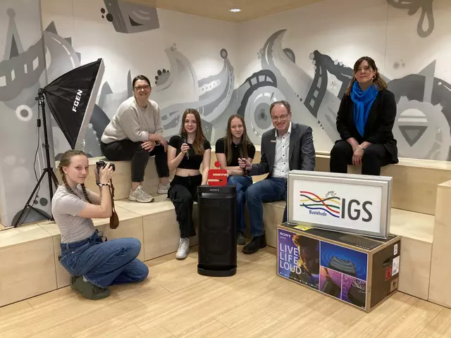 Emma Wötzke, Marie Skerstupp und Carolin Wötzke (vorne von links) zeigen das neue Equipment gemeinsam mit Jochen Lindemann (Jugendstiftung) sowie den Lehrerinnen Christine Bornstedt (links) und Pia Fischer (rechts) | Foto: Sparkasse Harburg-Buxtehude