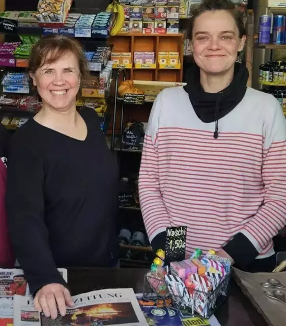 Petra Rolf mit ihrer Tochter Johanna Rolf (Inhaberin) vom Buchholzer BahnhofsCaFee weisen auf die erhöhten Einkaufspreise für Kaffee hin | Foto: Rolf