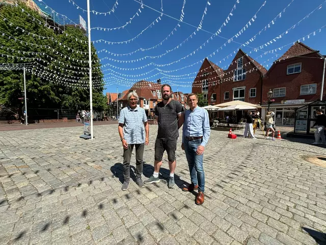 Altstadtverein: Marktmeister Heinrich Fiege (v.li.), Eventmanager Nick Reinartz und Vorstandsvorsitzender Ulrich Wiegel sorgen für eine belebte Buxtehuder Altstadt | Foto: pau