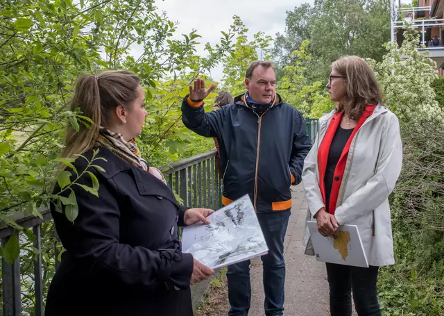 Bürgermeisterin André Wiese und Anika Förster (li.) erläutern Karin Beckmann die Umgestaltungen direkt an der Luhe | Foto: ks