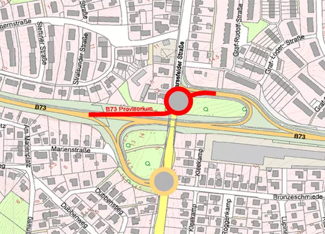 Der Verkehr auf der B73 soll während der Brückenbauarbeiten über die nördliche Auffahrt und eine provisorische Rampe umgeleitet werden (rot). Die südliche Auffahrt bleibt in dieser Zeit gesperrt. Dort entsteht ein weiterer Kreisel (orange) | Foto: NLSTBV