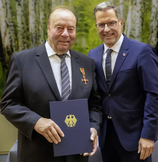 Landrat Kai Seefried (re.) händigte Günter Andreas das Bundesverdienstkreuz aus, das er für sein ehrenamtliches Engagement erhalten hat

 | Foto: Christian C. Schmidt