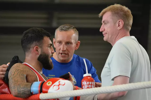 Amir Sadoughi (v.li.) vom BSV mit seinen Trainern Stephan Walker-Meyer und Ralf Gruhn | Foto: Frank Pahl