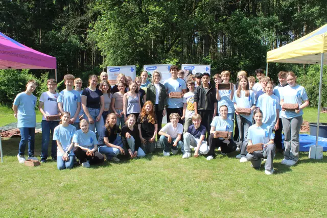 Die 7. Klassen des GAK mit Kindernothilfe-Botschafter Wincent Weiss | Foto: pm