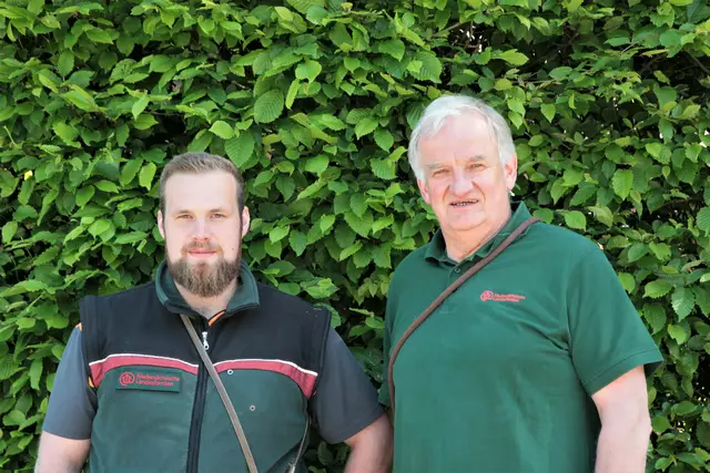 Bei der Übergabe der Revierförsterei Rosengarten: Torge Both (li.) übernimmt von Bernd Westphalen | Foto: Böttger/NLF