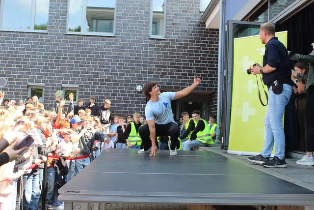 Am Ende gab es noch ein gemeinsames Selfie mit Kindernothilfe-Botschafter Wincent Weiss  | Foto: pm