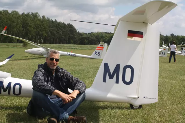 Matthias Runte vor seinem Flugzeug „Ventus 3M“, mit dem er sechs Bundesländer in einem einzigen Segelflug überquerte