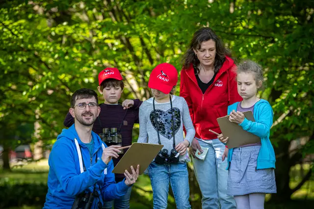 Eine Vogelzählung mit Kindern | Foto: NABU/S. Hennigs