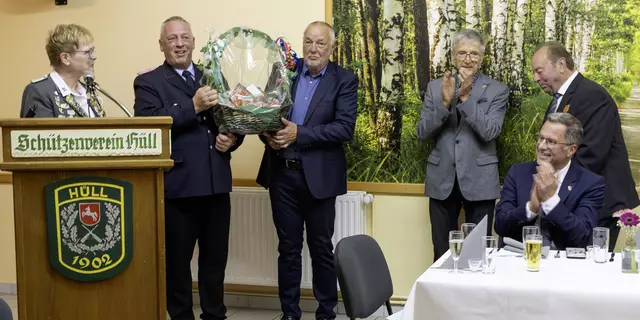 Sabine Schütt, Erste Vorsitzende des Schützenvereins Hüll (li.), und weitere Hüller Weggefährten von Günter Andreas (re. hinter Landrat Kai Seefried) loben das jahrzehntelange Engagement des 77-Jährigen | Foto: Landkreis Stade/Christian C. Schmidt