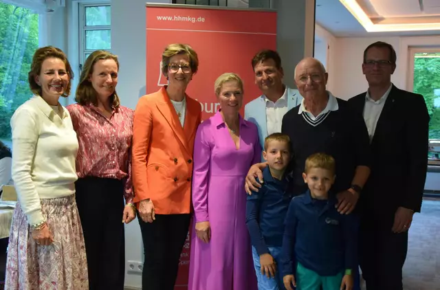 Bei der Spendenübergabe: die Teams vom Verein „Hamburg macht Kinder gesund e.V.“ und vom Lions Club Hamburg Rosengarten | Foto: Lions Club