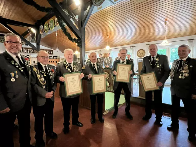 Die diesjährigen Jubilare des SV Buchholz 01 (v. li.): Stefan Peter (Vizepräsident), Wilhelm Niedereichholz, Günther Meyer, Jürgen Stöver, Dieter Meyer, Günter Voss und Wilfried Klingenberg (Präsident)  | Foto: Verein