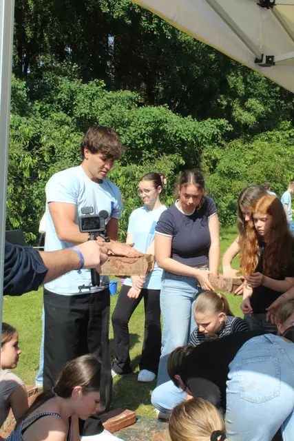 Die 7. Klassen des GAK mit Kindernothilfe-Botschafter Wincent Weiss | Foto: pm