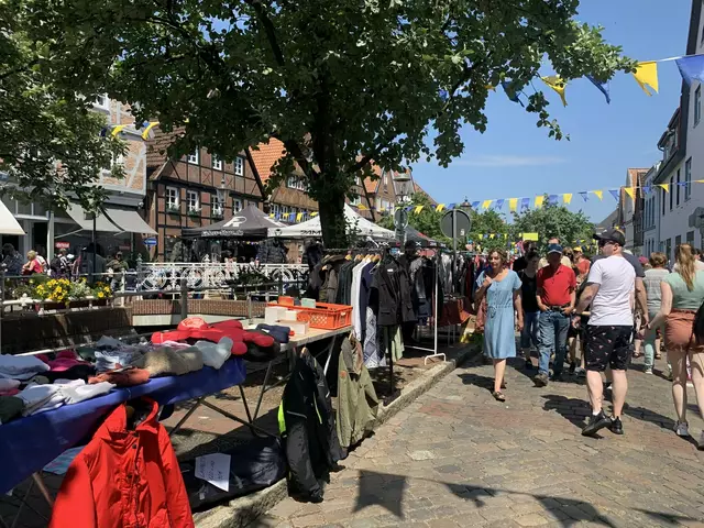 Beim großen Flohmarkt am Sonntag kann nach Herzenslust gestöbert und gefeilscht werden | Foto: Saskia Corleis