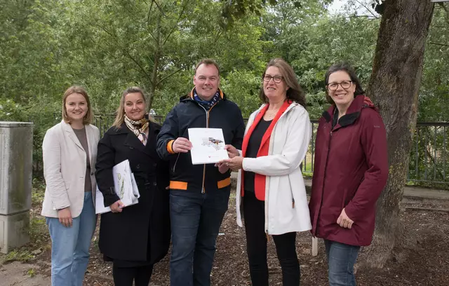 Übergabe des Förderbescheids (v. re.): Dr. Birgit Nolte vom Amt für regionale Landesentwicklung, ihre Chefin Karin Beckmann, Winsens Bürgermeister André Wiese, Landschaftsarchitektin Anika Förster und Maya Kreidler Projektleiterin für „Resiliente Innenstädte“ in Winsen

„Resiliente Innenstädte“ in Winsen | Foto: ks