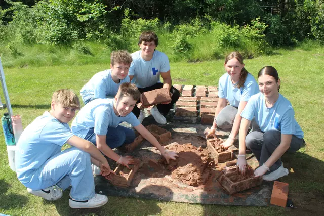 Erlebten, welche Arbeit Kinder in einer Ziegelei in Nepal täglich verrichten müssen: die Siebtklässler des GAK und Kindernothilfe-Botschafter Wincent Weiss (3. v. re.) | Foto: pm
