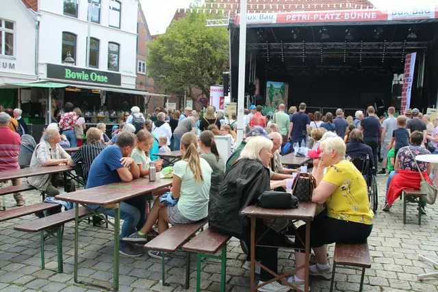 An der Petri-Platz-Bühne wird die Veranstaltungen mit der Berliner Feel-Good-Gruppe Il Civetto eröffnet | Foto: tk