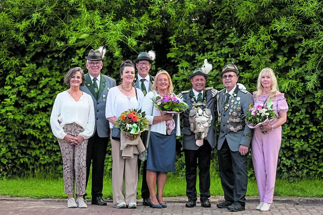 Die Königscrew (v. li.): Michael Holt und Andrea Witt (Spieß mit Ehefrau), Michael Schatz und Susann Claassen (Adjutantenpaar), Kirsten Müller und Thorsten Homann (Königspaar) und Frank und Viola Oelkers (Adjutantenpaar)  | Foto: Lara Ludwig
