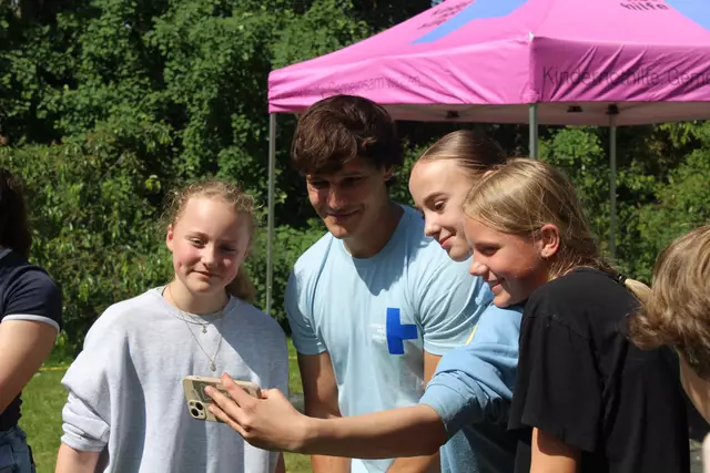 Diese Schülerinnen ergatterten ein Selfie mit dem Kindernothilfe-Botschafter Wincent Weiss | Foto: pm