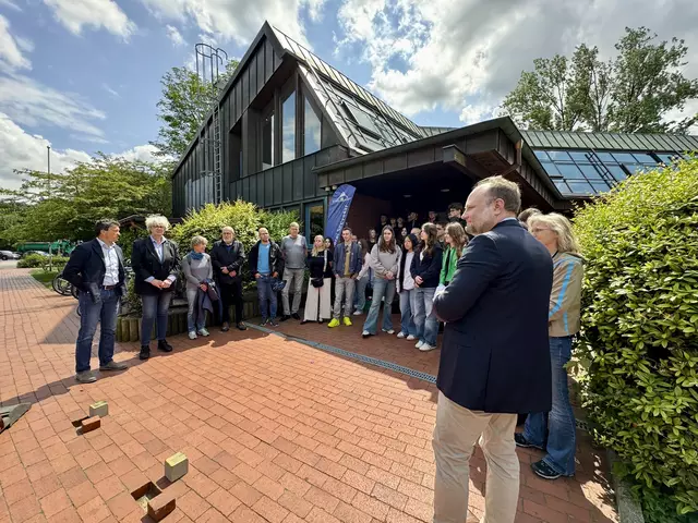 Die Verlegung der Stolpersteine vor der Bücherei Seevetal | Foto: Gemeinde Seevetal