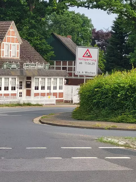 Die Buxtehuder Straße wird laut Beschilderung ab Mittwoch, 11. Juni, für vier Wochen voll gesperrt | Foto: sh