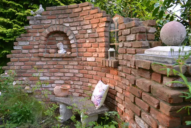 Die Steine für diese Mauer stammen aus belgischen Steinen | Foto: bim