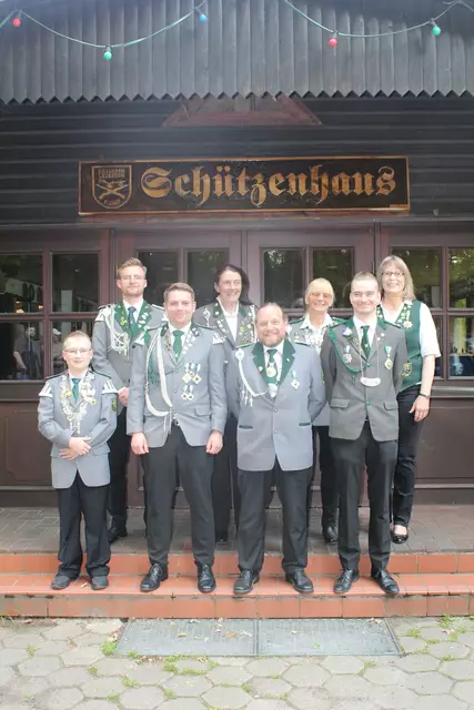 Die Würdenträger (v. li.): Jugendkönig Ruben Matz, Adjutant des Vizekönigs Claas Braband, Adjutant des Königs Phil Harloff, Adjutantin der Damenkönigin Birgit Reimann, König Sven "der Schnelle" Lahne, Damen- und Kreiskönigin Marina Ebelt, Vizekönig Nils Ebelt sowie Adjutantin der Damenkönigin Colette Preuß | Foto: pm