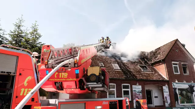 Die Bekämpfung des Brandes erwies sich als schwierig | Foto: Rolf Hillyer-Funke / Feuerwehren SG Oldendorf-Himmelpforten