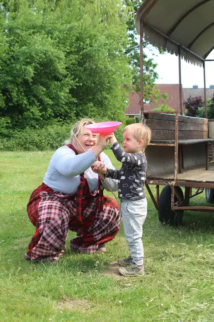 Nadine Thiel vom "Circus Amando" zeigt, wie der Teller sich auf dem Finger weiterdreht | Foto: pm