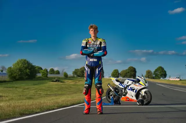 In einer Pause auf der Rennstrecke: Max Jacobsen mit seiner Suzuki-Maschine | Foto: Tobias Gehrke