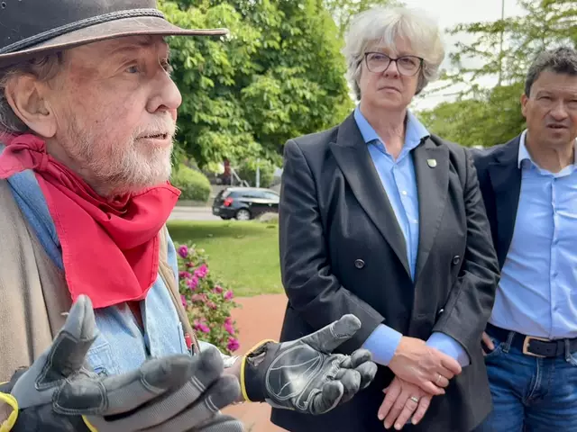 Gunter Demning (li.) verlegte die Stolpersteine. Seevetals Bürgermeisterin Emily Weede und Olaf Lakämper, Schulleiter des Gymnasiums Meckelfeld, nahmen ebenfalls an der Verlegung der Stolpersteine Teil  | Foto: Gemeinde Seevetal