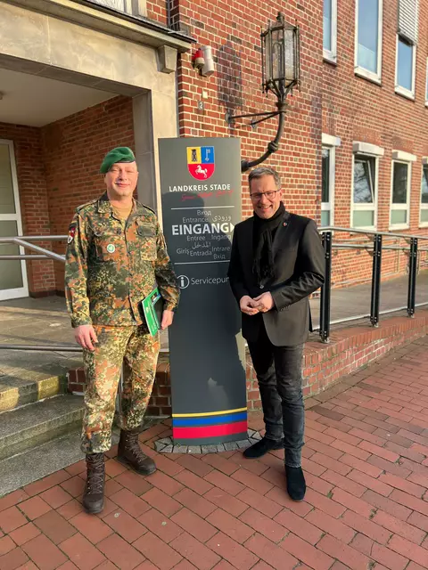 Oberstleutnant Arne Wriedt (li.) und Landrat Kai Seefried sprachen im Interview über die gesellschaftliche Bedeutung des Veteranentages, der erstmals begangen wird | Foto: Daniel Beneke/Landkreis Stade