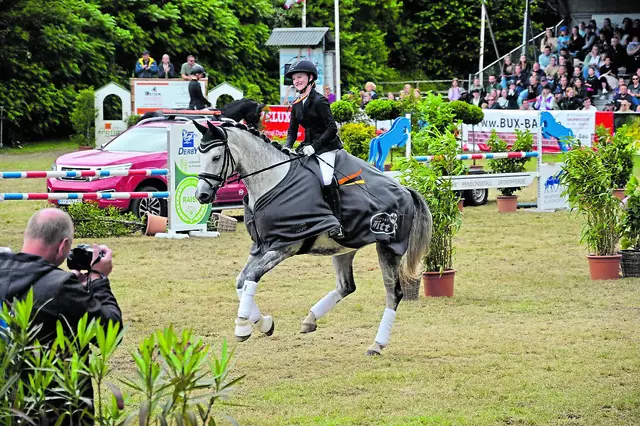 Glückliche Siegerin: Kreismeisterin Katharina Wiebusch auf ihrer Stute Santiana Fotos: sc