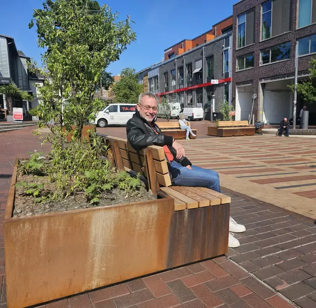 Thomas Söller von der Abteilung Stadt- und Grünplanung der Stadtverwaltung auf einer der neuen Bänke | Foto: Stadt Buchholz