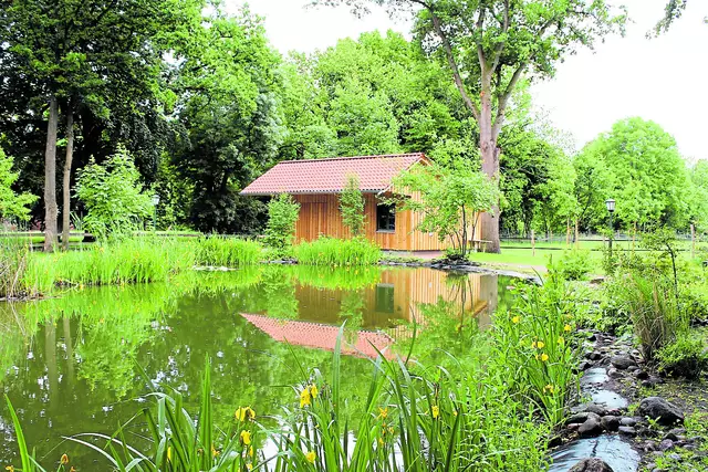 Der malerische Park des Brunkhorst'schen Huus mit Teich, neuer Remise